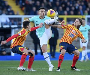 Serie A - Lecce v Inter Milan Soccer Football - Serie A - Lecce v Inter Milan - Stadio Via del Mare, Lecce, Italy - January 19, 2020   Inter Milan's Lautaro Martinez in action with Lecce's Jacopo Petriccione and Cristian Dell'Orco    REUTERS/Alberto Lingria ALBERTO LINGRIA