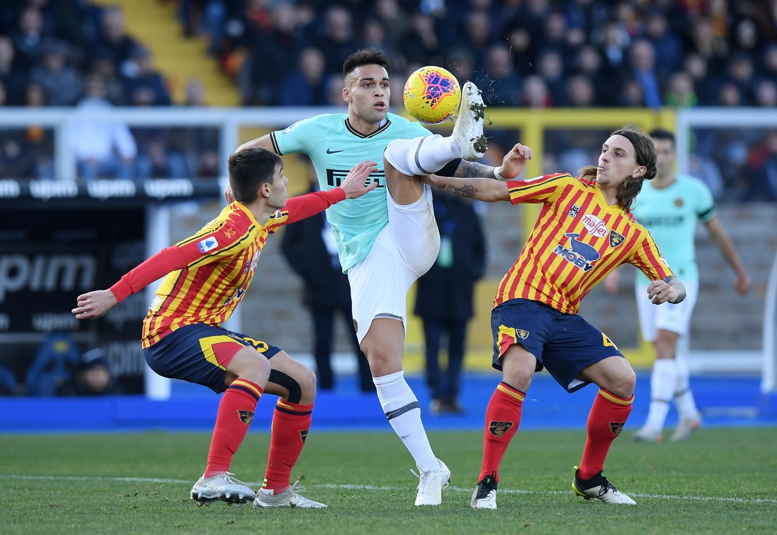 Serie A - Lecce v Inter Milan Soccer Football - Serie A - Lecce v Inter Milan - Stadio Via del Mare, Lecce, Italy - January 19, 2020   Inter Milan's Lautaro Martinez in action with Lecce's Jacopo Petriccione and Cristian Dell'Orco    REUTERS/Alberto Lingria ALBERTO LINGRIA