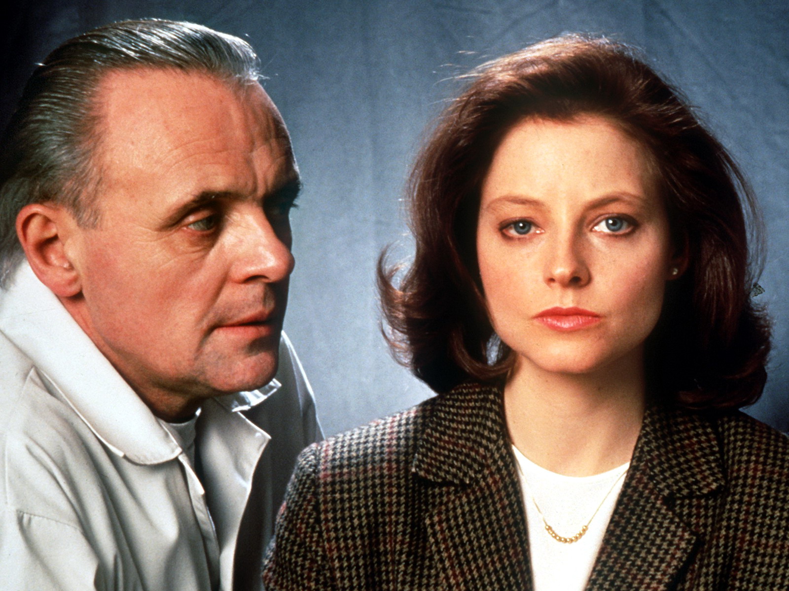 Am 31. Dezember 1997 feiert der britische Schauspieler Sir Anthony Hopkins (in der Rolle des hochintelligenten Psychopathen Dr. Hannibal Lecter mit Jodie Foster im Film "Das Schweigen der Lämmer", 1990) seinen 60. Geburtstag. Den Durchbruch zu internationalem Starruhm schaffte der vielseitige Theater- und Filmdarsteller mit dem Thriller "Das Schweigen der Lämmer", der fünf Oscars erhielt. Es folgte ein Kinoerfolg nach dem anderen: "Bram Stroker´s Dracula" (1992), "Howards End" (1992), "Legenden der Leidenschaft" (1994) und "Mein Mann Picasso" (1997). Höchste Auszeichnung für den Star: Queen Elizabeth II. erhob Hopkins 1992 in den Adelsstand. 1996 lernte er bei den Anonymen Alkoholikern, wo er seit 20 Jahren Mitglied ist, seine neue Freundin Joyce Ingalls kennen.