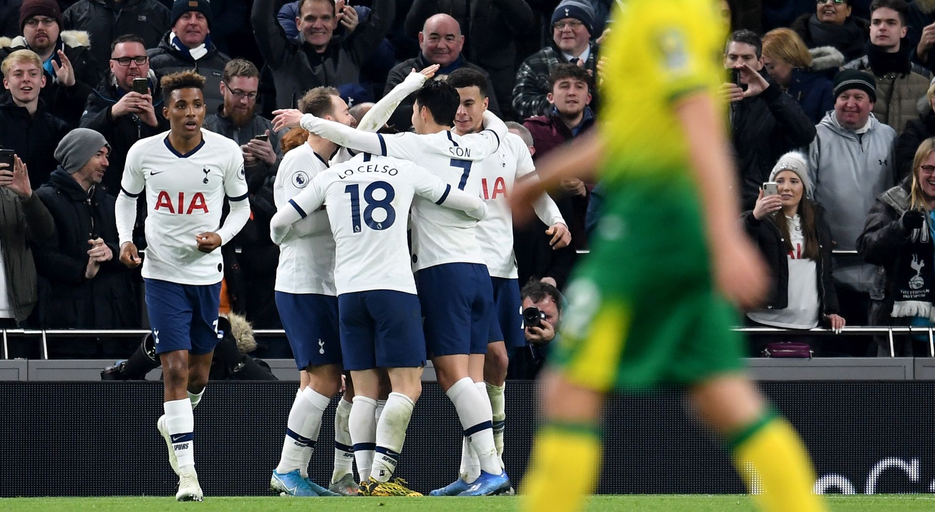 epa08152446 Tottenham Hotspur's Heung Min Son (R) celebrates with team mates after scoring a goal during of the English Premier League soccer match between Tottenham Hotspur and Norwich City at the Tottenham Stadium in London, Britain, 22 January 2020.  EPA/ANDY RAIN EDITORIAL USE ONLY.  No use with unauthorized audio, video, data, fixture lists, club/league logos or 'live' services. Online in-match use limited to 120 images, no video emulation. No use in betting, games or single club/league/player publications.  EDITORIAL USE ONLY