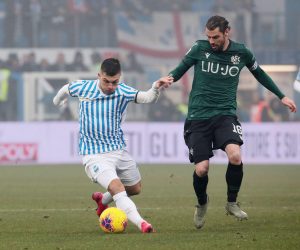 epa08163494 Spal's Gabriel Strefezza (L) and Bologna's Andrea Poli (R) in action during the Italian Serie A soccer match between S.P.A.L and Bologna FC at Paolo Mazza stadium in Ferrara, Italy, 25 January 2020.  EPA/ELISABETTA BARACCHI