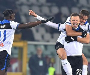 epa08164743 Atalanta's Josip Ilicic (2-R) celebrates with teammates after scoring a goal during the Italian Serie A soccer match between Torino FC and Atalanta Bergamo at the Olimpico Grande Torino stadium in Turin, Italy, 25 January 2020.  EPA/ALESSANDRO DI MARCO