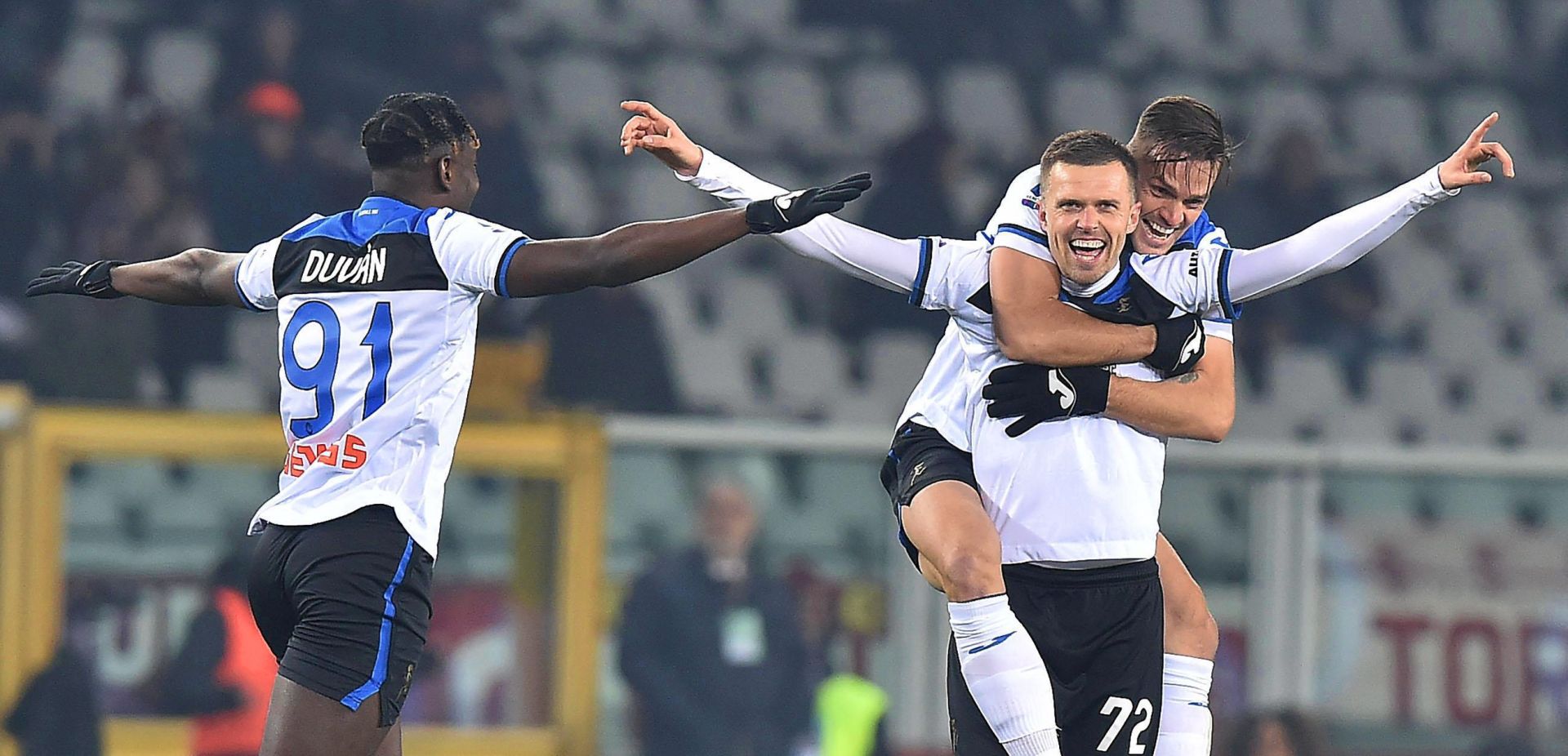epa08164743 Atalanta's Josip Ilicic (2-R) celebrates with teammates after scoring a goal during the Italian Serie A soccer match between Torino FC and Atalanta Bergamo at the Olimpico Grande Torino stadium in Turin, Italy, 25 January 2020.  EPA/ALESSANDRO DI MARCO