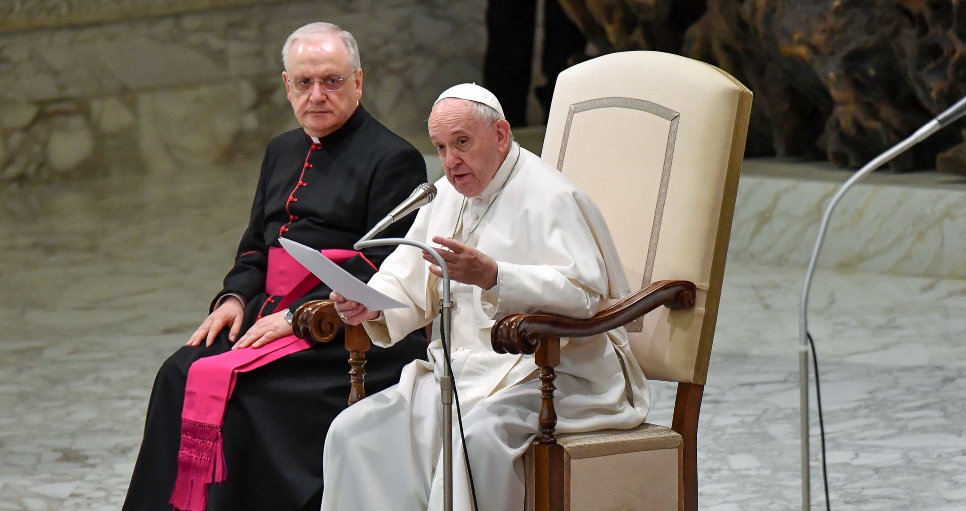 epa08174793 Pope Francis (R) during a genaral audience in Paul VI hall at the Vatican City, 29 January 2020.  EPA/ALESSANDRO DI MEO
