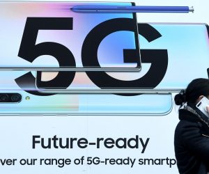 epa08176144 A pedestrian walks past an advert displaying a 5G sign in London, Britain, 29 January 2020. The Government has decided to let the Chinese company Huawei to continue to be used in its 5G networks but with restrictions.  EPA/FACUNDO ARRIZABALAGA