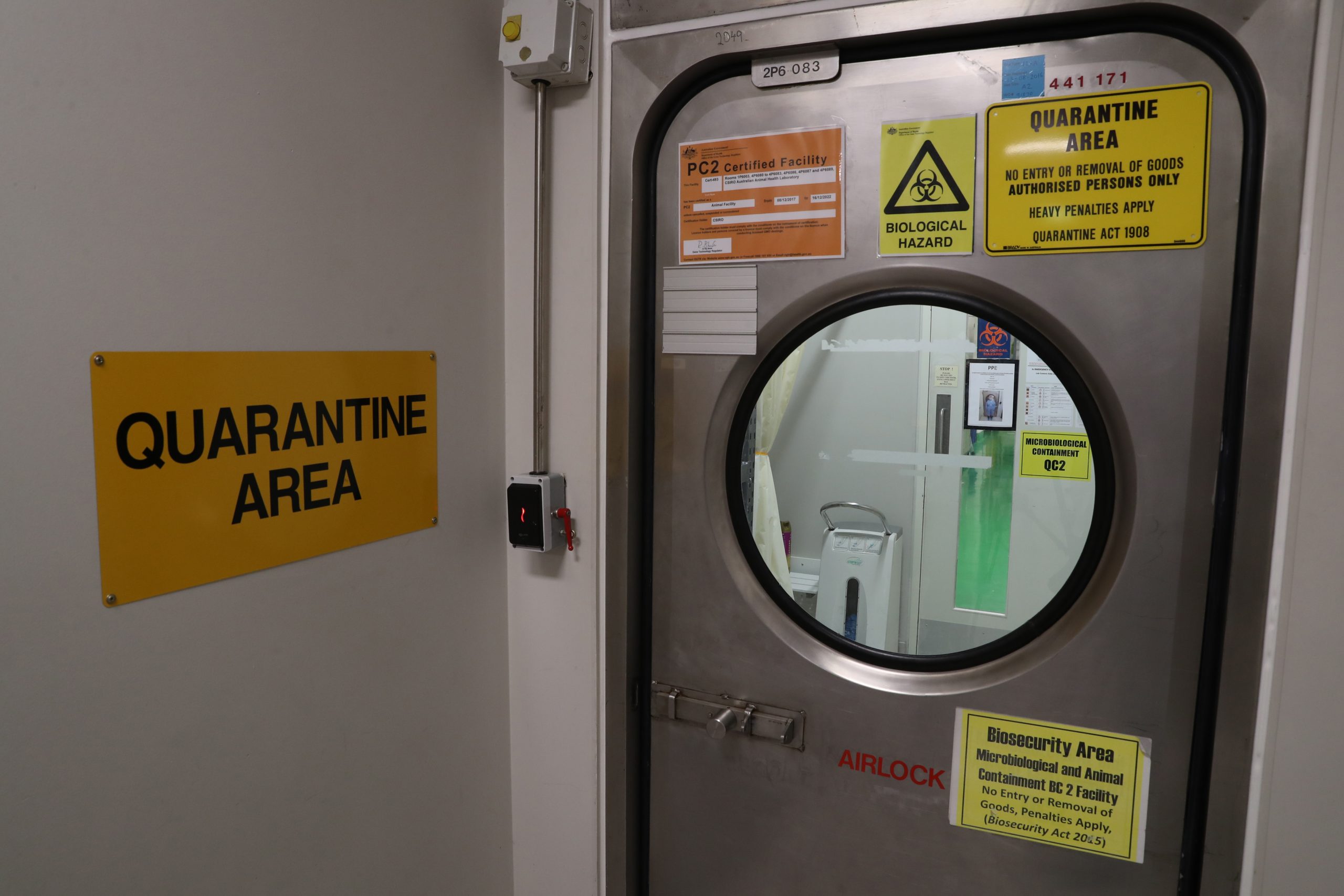 epa08180495 A containment door inside the Commonwealth Scientific and Industrial Research Organisation's (CSIRO) high-containment facility in Geelong, Victoria, 31 January 2020. CSIRO, Australia's national science agency, has commenced key research in the rapid global response to the outbreak of novel coronavirus.  EPA/DAVID CROSLING AUSTRALIA AND NEW ZEALAND OUT
