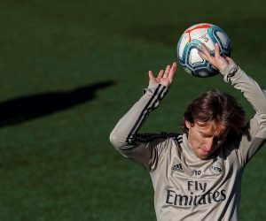 epa08181504 Real Madrid's Luka Modric attends the team's training session in Madrid, Spain, 31 January 2020. Real Madrid will be facing Atletico Madrid in a Spanis Primera Division LaLiga soccer match on 01 February 2020.  EPA/Emilio Naranjo