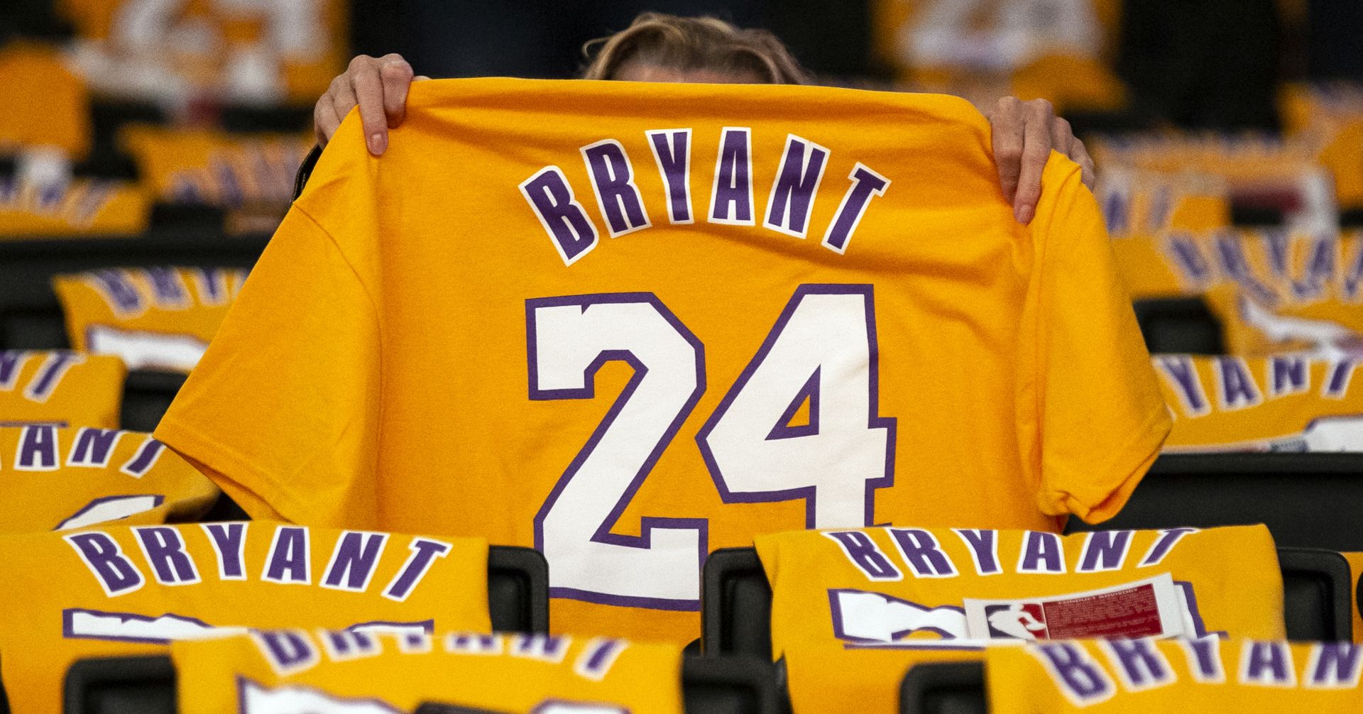 epaselect epa08183492 A woman looks at a late former Los Angeles Lakers Kobe Bryant t-shirt prior to the match between the Portland Trail Blazers and the Los Angeles Lakers at the Staples Center in Los Angeles, California, USA, 31 January 2020. Retired Los Angeles Lakers player Kobe Bryant died in a helicopter crash on 26 January 2020. Thousands of Kobe Bryant jerseys were displayed on the spectators seats as a gift.  EPA/ETIENNE LAURENT SHUTTERSTOCK OUT
