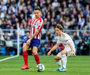epa08185390 Real Madrid's Luka Modric (R) vies for the ball with Atletico Madrid's Saul Niguez (L) during the Spanish LaLiga soccer match between Real Madrid and Atletico Madrid at Santiago Bernabeu Stadium in Madrid, Spain, 01 February 2020.  EPA/Rodrigo Jimenez