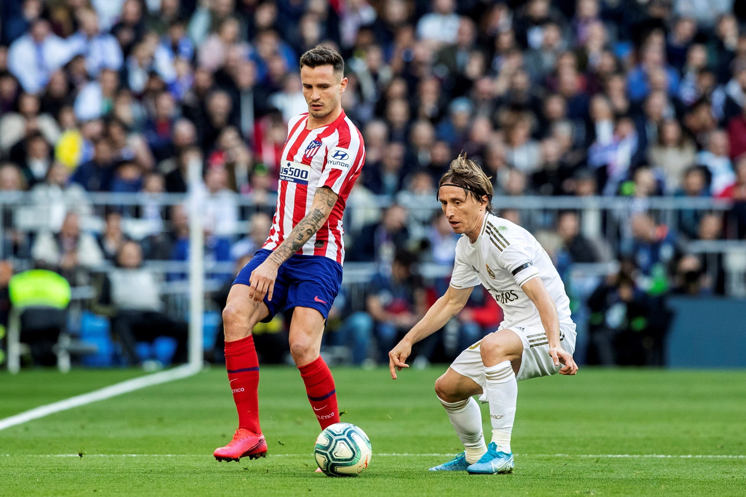epa08185390 Real Madrid's Luka Modric (R) vies for the ball with Atletico Madrid's Saul Niguez (L) during the Spanish LaLiga soccer match between Real Madrid and Atletico Madrid at Santiago Bernabeu Stadium in Madrid, Spain, 01 February 2020.  EPA/Rodrigo Jimenez