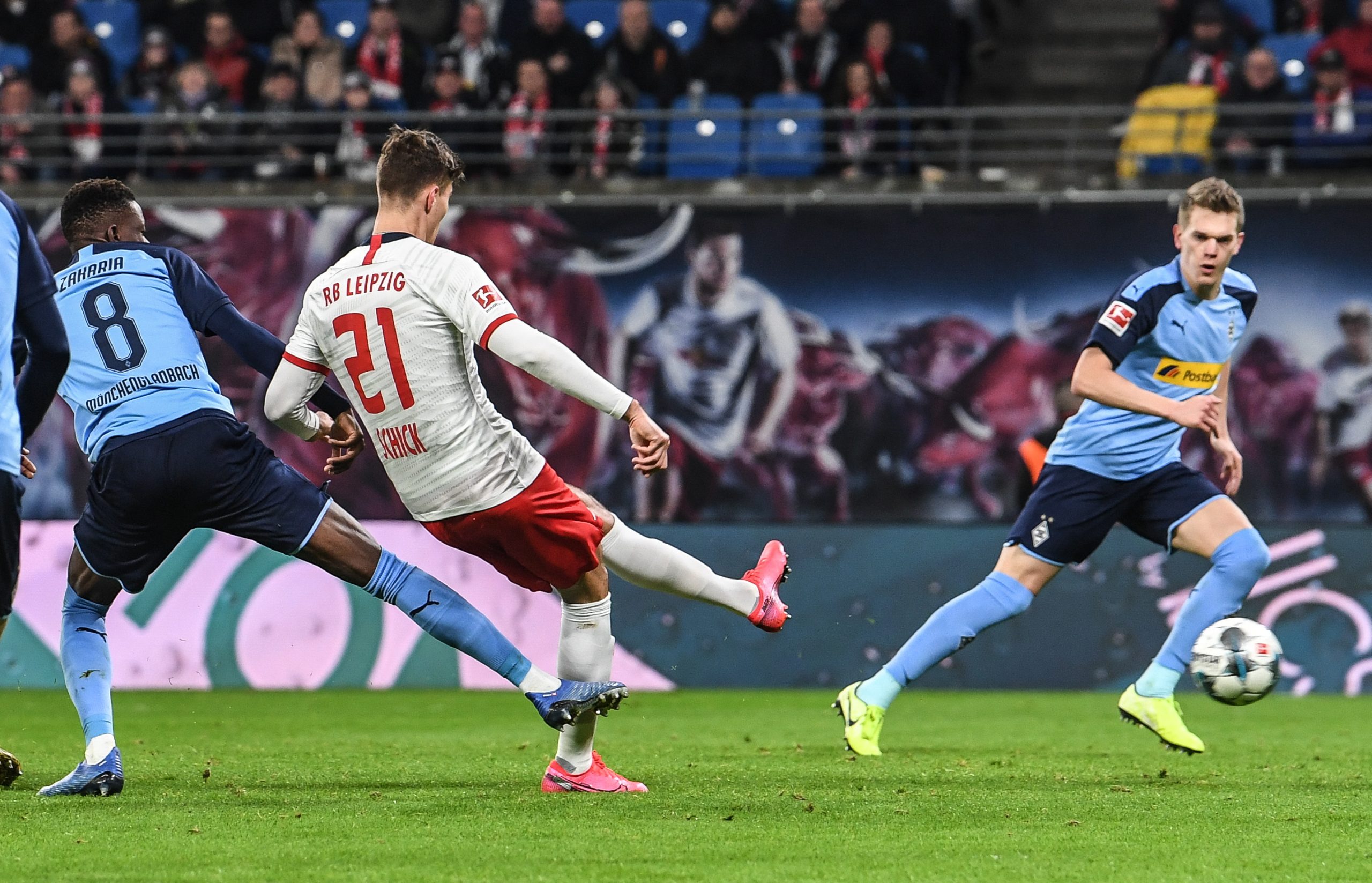epa08185844 Leipzig's Patrik Schick scores the 1-2 during  the German Bundesliga soccer match between RB Leipzig and Borussia Moenchengladbach in Leipzig, Germany, 01 February 2020.  EPA/FILIP SINGER CONDITIONS - ATTENTION: The DFL regulations prohibit any use of photographs as image sequences and/or quasi-video.