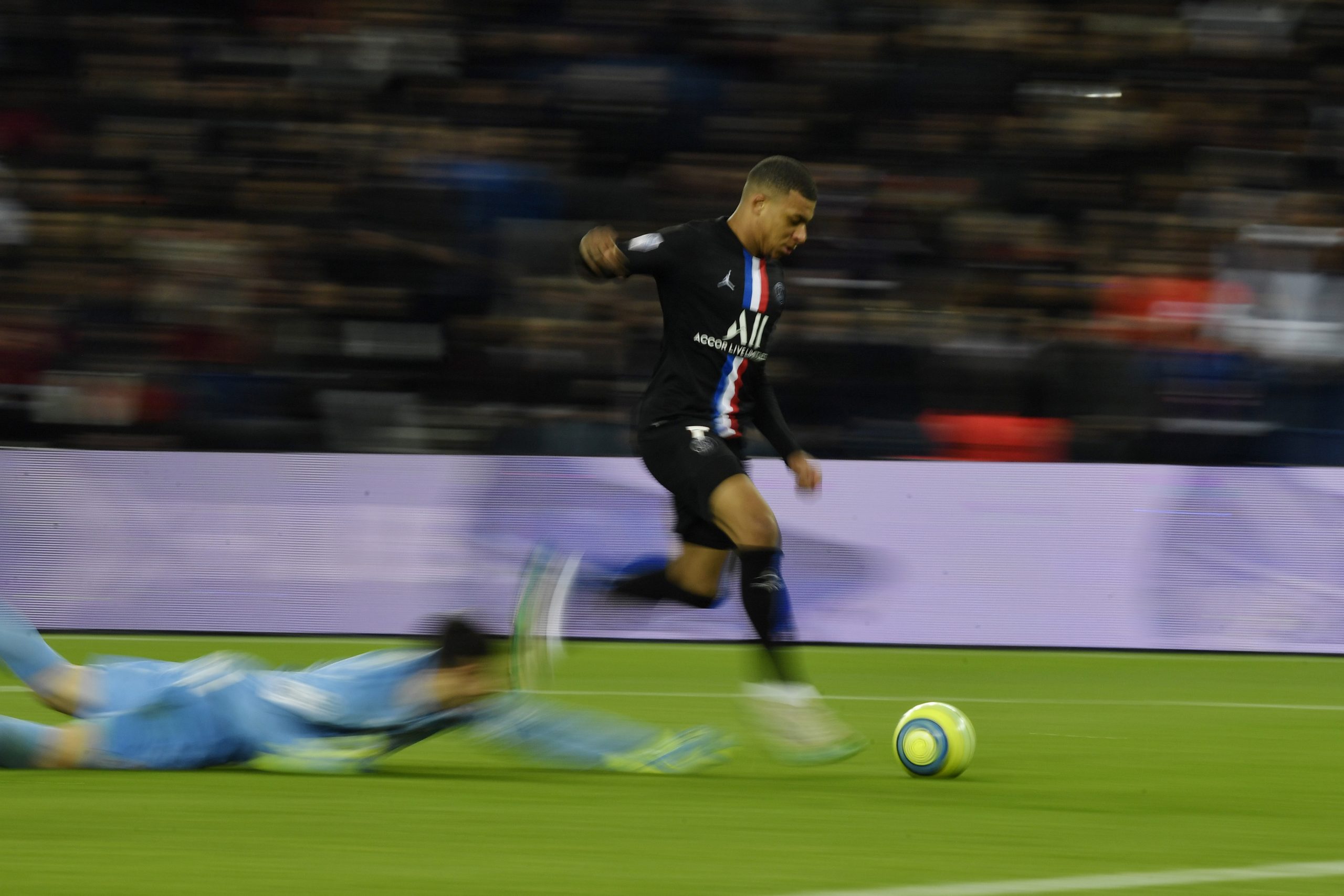 epa08185908 Paris Saint Germain's Kylian Mbappe in action during the French Ligue 1 soccer match between PSG and Montpellier HSC at the Parc des Princes stadium in Pa?ris, France, 1st February 2020.  EPA/Julien de Rosa