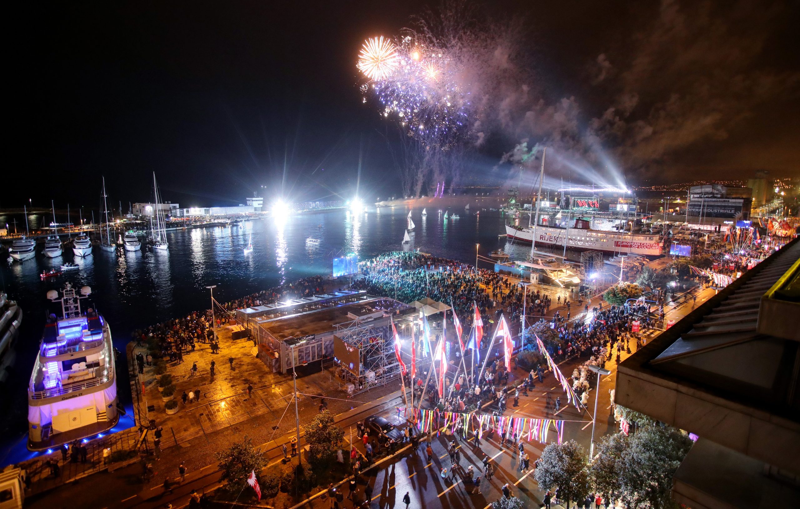 Rijeka, 01.02.2020 - Zavrni vatromet na svecanosti otvaranja Europske prijestolnice kulture Rijeka 2020 u rijeckoj luci. foto HINA/ Damir SENCAR/ ds