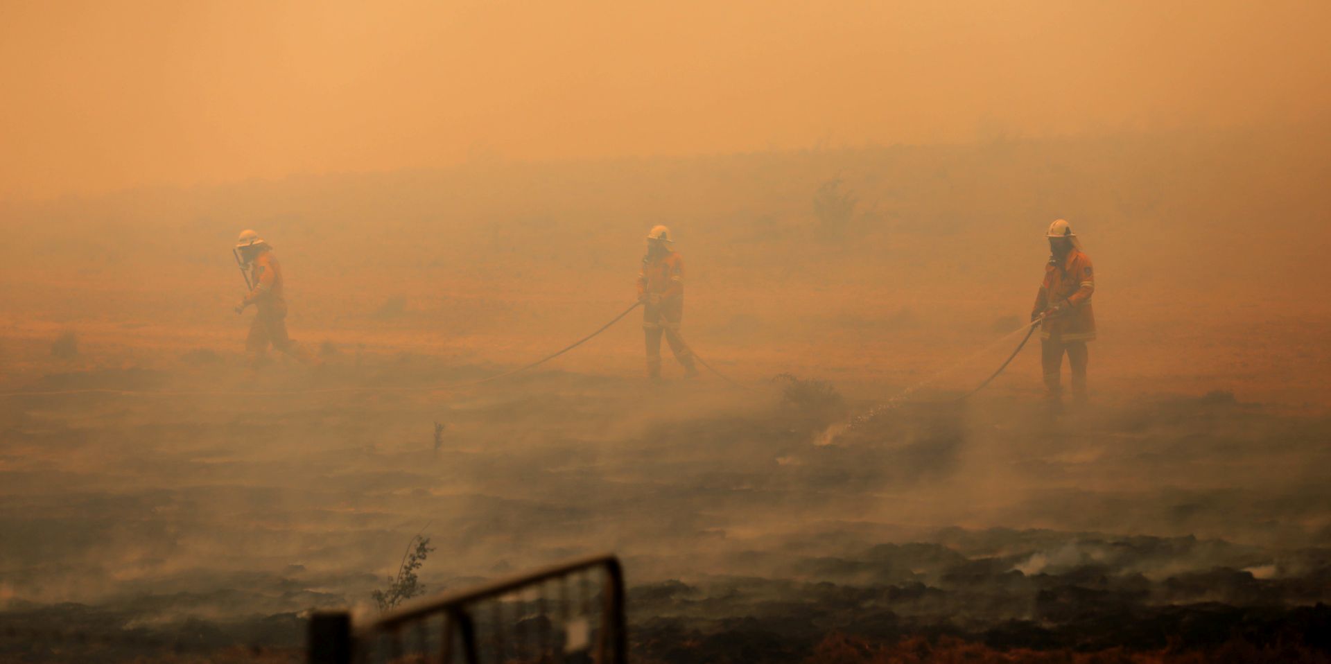 epaselect epa08186632 New South Wales (NSW) Rural Fire Service (RFS) crew work to extinguish a fire that crossed the Monaro Highway, north of Bredbo, NSW, Australia, 02 February 2020. The Clear Range Bushfire continues to burn in soaring temperatures and unpredictable wind changes.  EPA/SEAN DAVEY AUSTRALIA AND NEW ZEALAND OUT