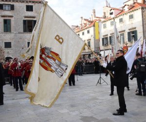 Dubrovnik, 02.02.2020. - Tradicionalnim putanjem golubica te podizanjem barjaka pred crkvom dubrovaèkog zatitnika svetog Vlaha u nedjelju popodne na blagdan Kandelore (Svijeænica) u Dubrovniku je otvorena 1048. Festa sv. Vlaha. foto HINA