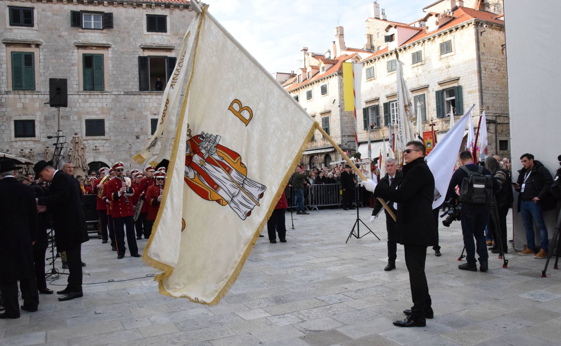 Dubrovnik, 02.02.2020. - Tradicionalnim putanjem golubica te podizanjem barjaka pred crkvom dubrovaèkog zatitnika svetog Vlaha u nedjelju popodne na blagdan Kandelore (Svijeænica) u Dubrovniku je otvorena 1048. Festa sv. Vlaha. foto HINA