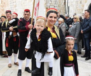 Dubrovnik, 03.02.2020. - Svečanim misnim slavljem pred dubrovačkom katedralom Dubrovčani su u ponedjeljak obilježili 1048. Festu svetog Vlaha, zaštitnika grada, uz tradicionalnu procesiju s moćima svetog Vlaha u pratnji barjaka ulicama povijesne jezgre grada. foto HINA/ ml