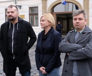 Zagreb, 04.02.2020. - Konferencija za medije u povodu podizanja kaznene prijave protiv ravnateljice Centra za socijalnu skrb Zagreb, koja se oglušila na pravomoćnu odluku suda i odbacila zahtjev za udomiteljstvo gay paru.
Na fotografiji Daniel Martinović, Sandra Benčić, Dario Juričan.
foto HINA/ Edvard ŠUŠAK/ es