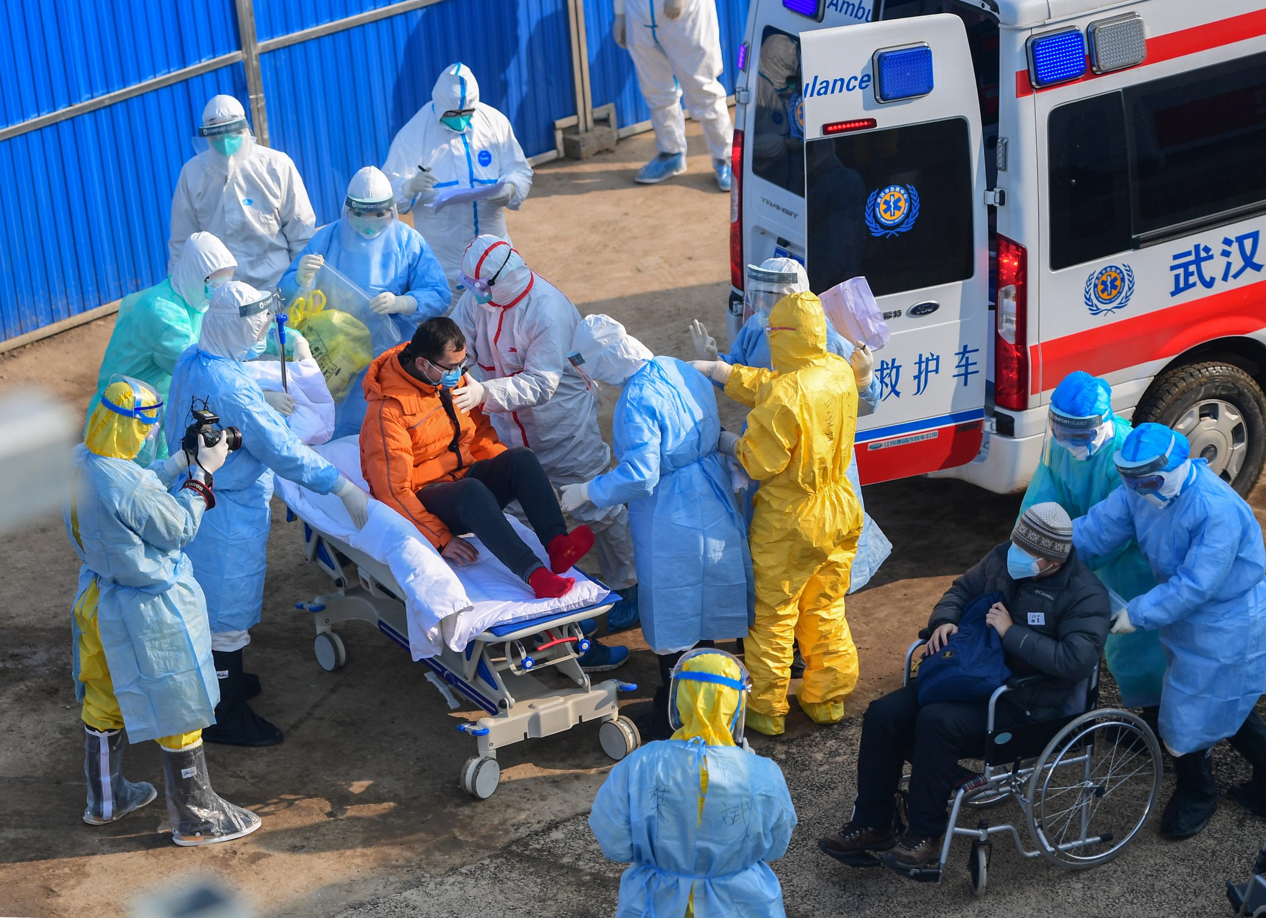 epa08191670 Medical staff transfer patients to the newly completed Huoshenshan temporary field Hospital in Wuhan, Hubei Province, China, 04 February 2020. The global coronavirus death toll rose to 427 with Hong Kong announcing its first death from the outbreak on 04 February.  EPA/STRINGER CHINA OUT
