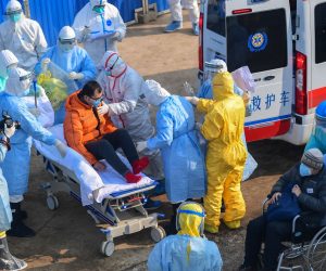 epa08191670 Medical staff transfer patients to the newly completed Huoshenshan temporary field Hospital in Wuhan, Hubei Province, China, 04 February 2020. The global coronavirus death toll rose to 427 with Hong Kong announcing its first death from the outbreak on 04 February.  EPA/STRINGER CHINA OUT