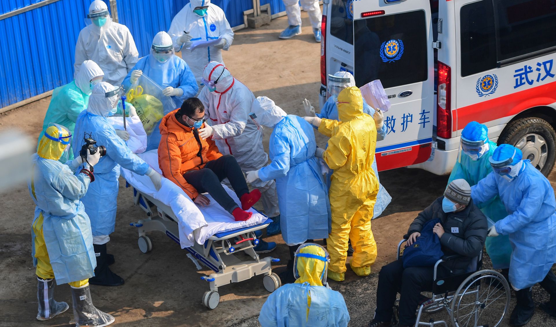 epa08191670 Medical staff transfer patients to the newly completed Huoshenshan temporary field Hospital in Wuhan, Hubei Province, China, 04 February 2020. The global coronavirus death toll rose to 427 with Hong Kong announcing its first death from the outbreak on 04 February.  EPA/STRINGER CHINA OUT