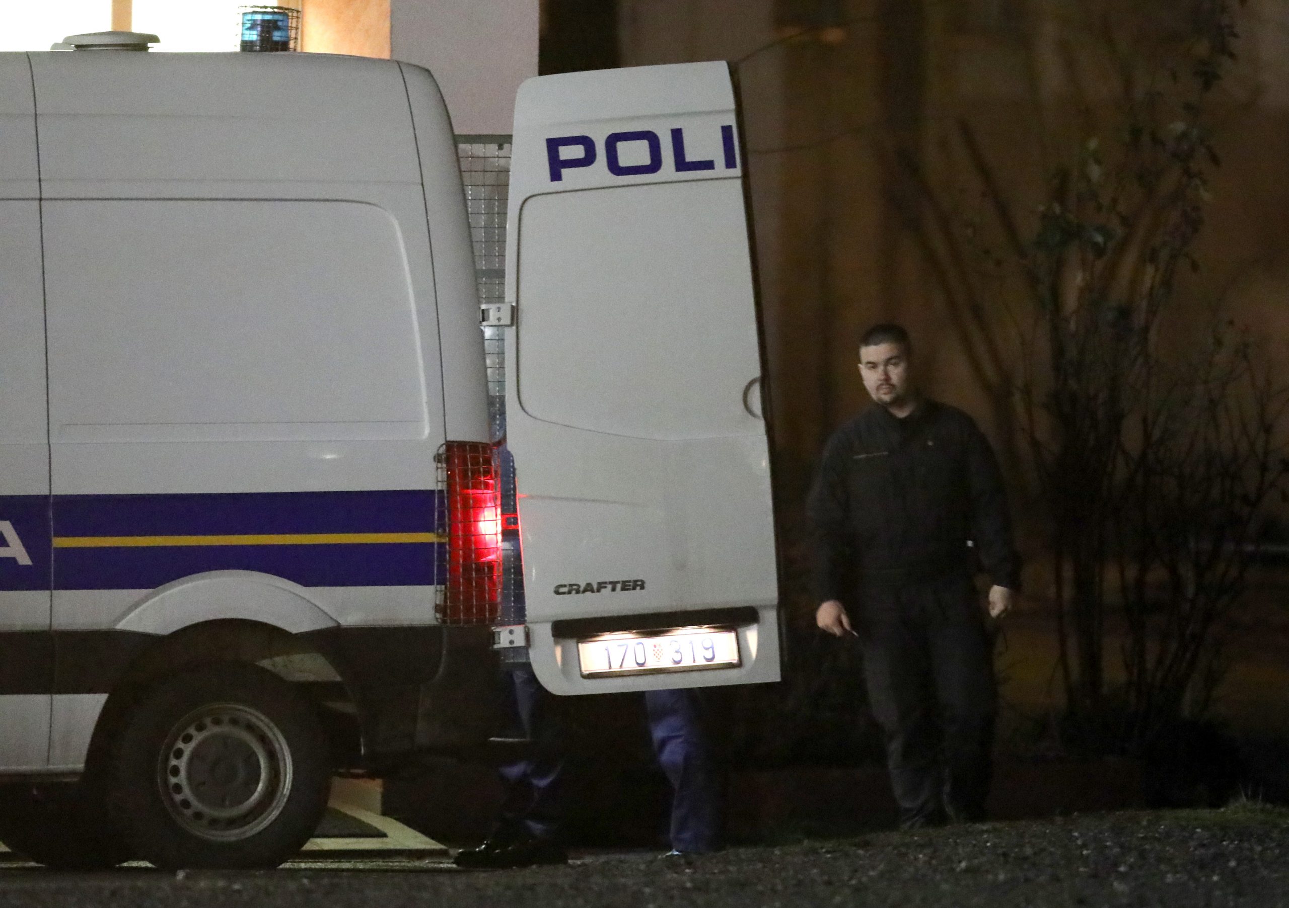 Zagreb, 04.02.2020 - Uhiæeni vlasnici Doma za starije i nemoæne osobe "Zelena oaza u Andraevcu, u kojem je 11. sijeènja ove godine u poaru poginulo estero tiæenika dovedeni su danas u Opæinsko dravno odvjetnitvo u Zagrebu.
foto HINA/ Admir BULJUBAIÆ/ abu