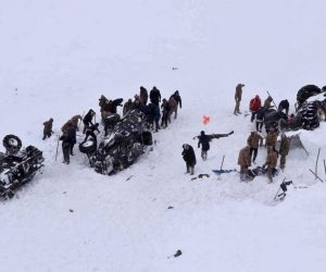 epa08194650 Turkish soldiers and rescue workers try to rescue people after double avalanche at Bahcesaray district in Van city, east of Turkey 05 February 2020. Twenty-one people have been killed and thirty others wounded after two avalanches in Turkey. Rescuers went after theye were called out initially after two people and a minibus were buried under the snow in Bahcesaray district and during the rescue attempt a second avalanche buried more than 50 members of the search and rescue team.  EPA/DHA AGENCY TURKEY OUT