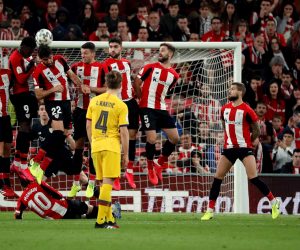epa08198713 FC Barcelona's forward Leo Messi (R) kicks a free kick during the Spanish King's Cup quarters final between Athletic Bilbao and FC Barcelona at San Mames stadium in Bilbao, northern Spain, 06 February 2020.  EPA/LUIS TEJIDO