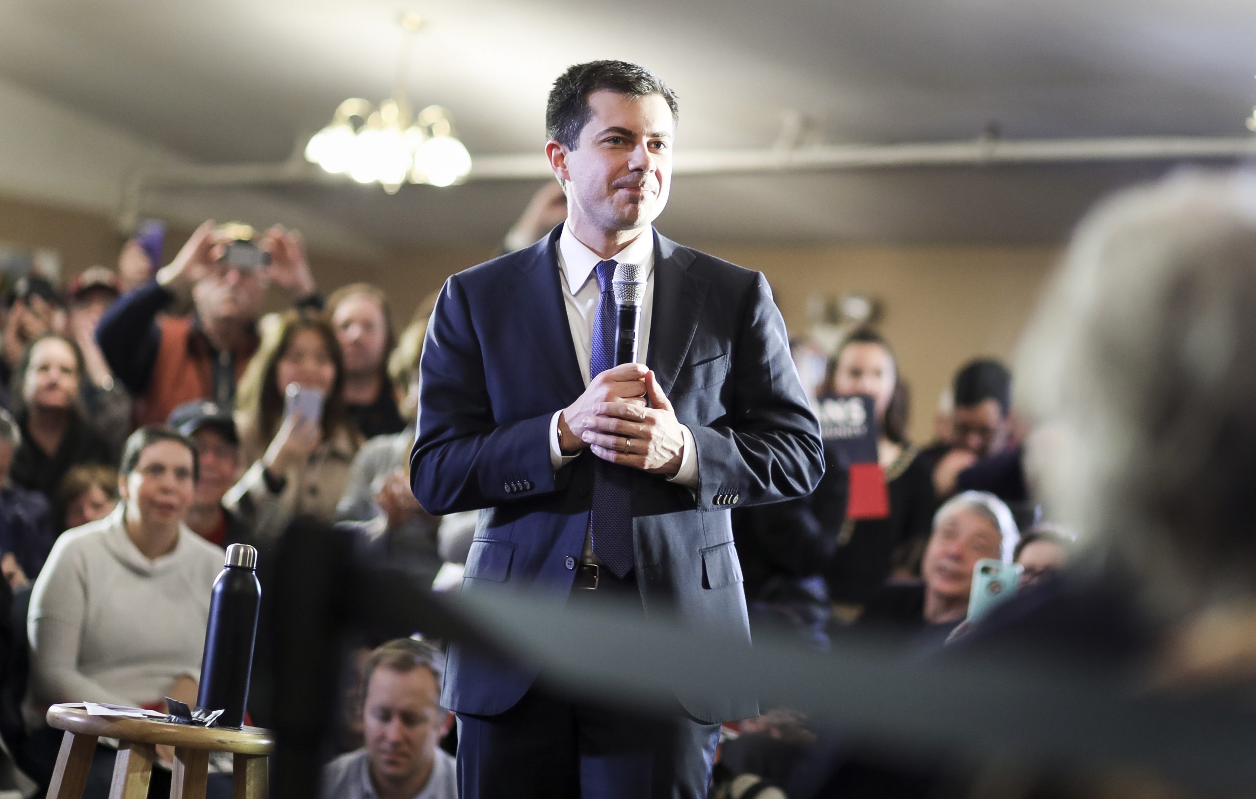 epa08198755 US presidential candidate Pete Buttigieg talks to voters at the Merrimack American Legion in Merrimack, New Hampshire, USA, 06 February 2020. The first state primary in the United States’ presidential election will be held in New Hampshire on 11 February 2020.  EPA/JUSTIN LANE