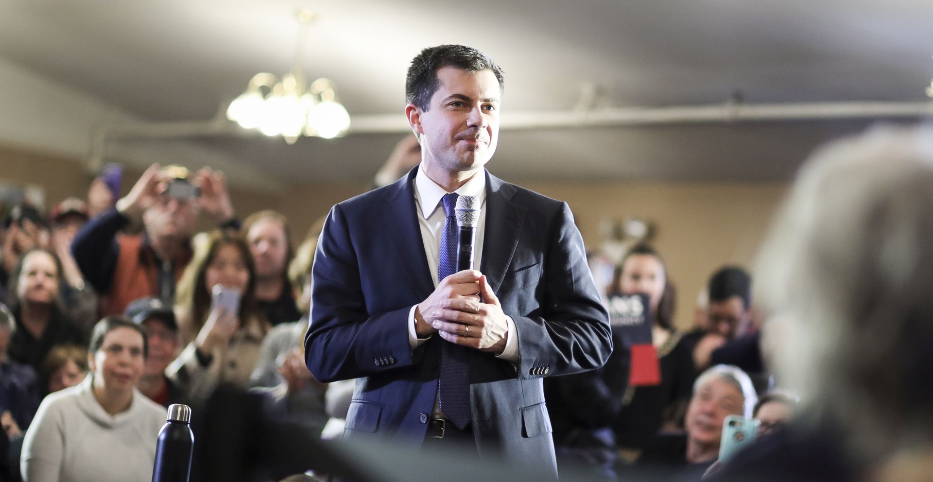 epa08198755 US presidential candidate Pete Buttigieg talks to voters at the Merrimack American Legion in Merrimack, New Hampshire, USA, 06 February 2020. The first state primary in the United States’ presidential election will be held in New Hampshire on 11 February 2020.  EPA/JUSTIN LANE