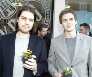 Rijeka,08.02.2020.- Predsjednik ivog zida Ivan Vilibor Sinèiæ sa èlanovima stranke u subotu je odrao druenje sa graðanima te dijelio prigodne poklonèiæe. Na slici iVAN vILIBOR sINÈIÆ(L) i koordinator ivog zida za PG Antonio Draoviæ.