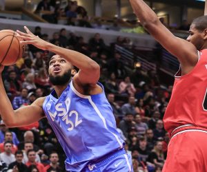 epa08153082 Minnesota Timberwolves center Karl-Anthony Towns (L) shoots on Chicago Bulls forward Cristiano Felicio (R) of Brazil during the NBA basketball game between the Minnesota Timberwolves and the Chicago Bulls at the United Center in Chicago, Illinois, USA, 22 January 2020.  EPA/TANNEN MAURY SHUTTERSTOCK OUT
