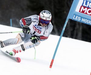 epa08205227 Henrik Kristoffersen of Norway clears a gate during the Men's Parallel Giant Slalom race at the FIS Alpine Skiing World Cup in Les Houches - Chamonix, France, 09 February 2020.  EPA/GUILLAUME HORCAJUELO