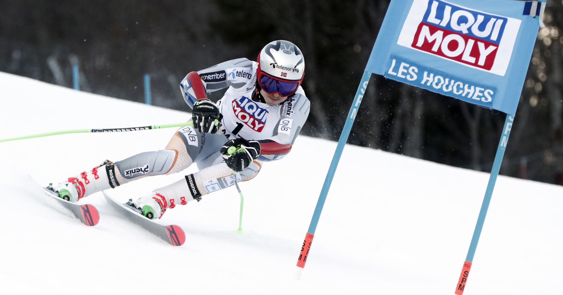 epa08205227 Henrik Kristoffersen of Norway clears a gate during the Men's Parallel Giant Slalom race at the FIS Alpine Skiing World Cup in Les Houches - Chamonix, France, 09 February 2020.  EPA/GUILLAUME HORCAJUELO