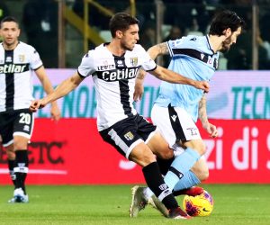 epa08206325 Parma's Gaston Brugman (C) in action against Lazio's Luis Alberto (R) during the Italian Serie A soccer match between Parma Calcio and SS Lazio at Ennio Tardini stadium in Parma, Italy, 09 February 2020.  EPA/SERENA CAMPANINI