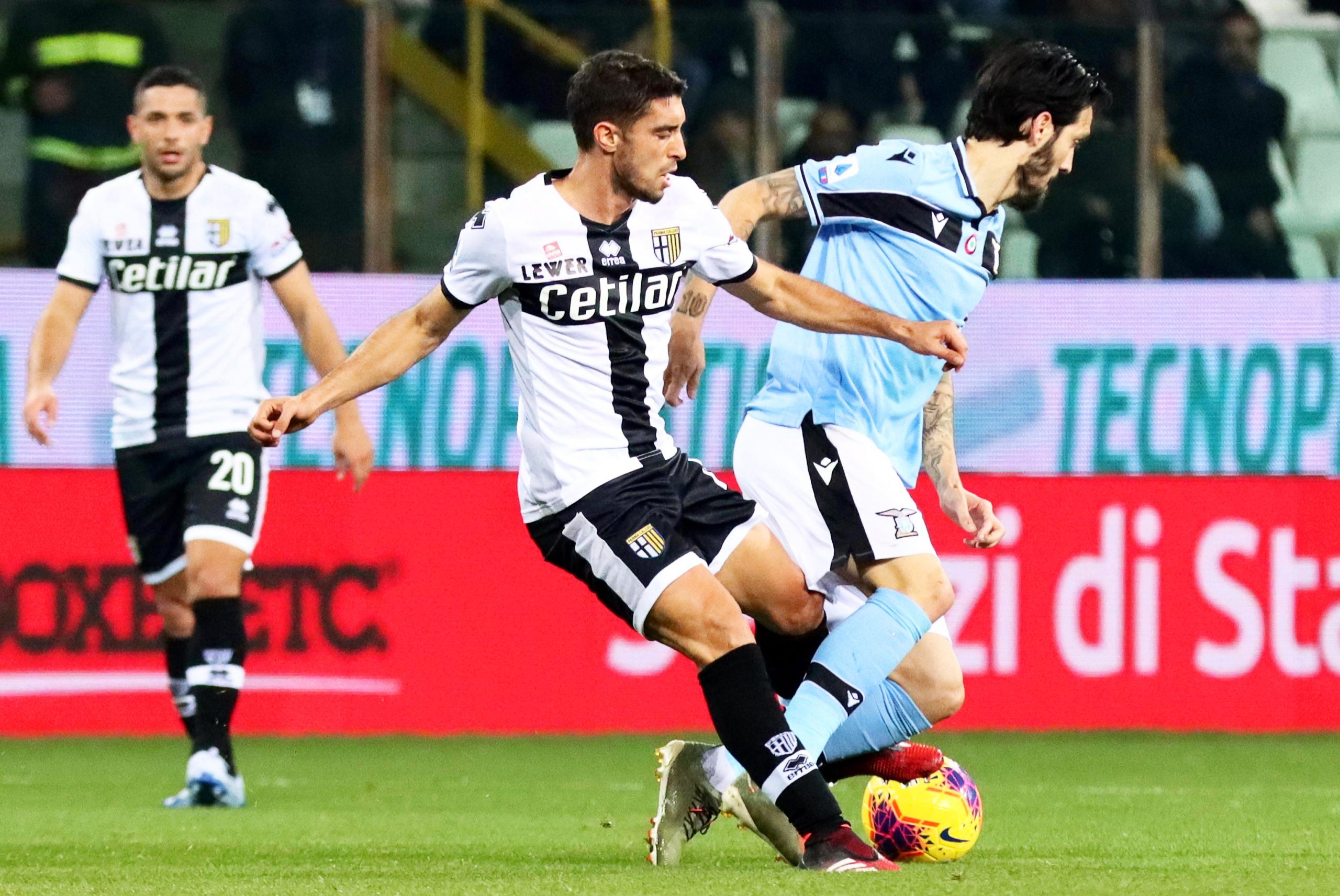 epa08206325 Parma's Gaston Brugman (C) in action against Lazio's Luis Alberto (R) during the Italian Serie A soccer match between Parma Calcio and SS Lazio at Ennio Tardini stadium in Parma, Italy, 09 February 2020.  EPA/SERENA CAMPANINI