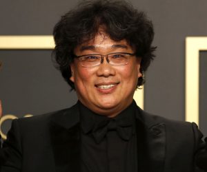 epaselect epa08208223 Bong Joon Ho poses in the press room with the Oscar for Best Directing and Best International Feature Film for 'Parasite' during the 92nd annual Academy Awards ceremony at the Dolby Theatre in Hollywood, California, USA, 09 February 2020. The Oscars are presented for outstanding individual or collective efforts in filmmaking in 24 categories.  EPA/DAVID SWANSON