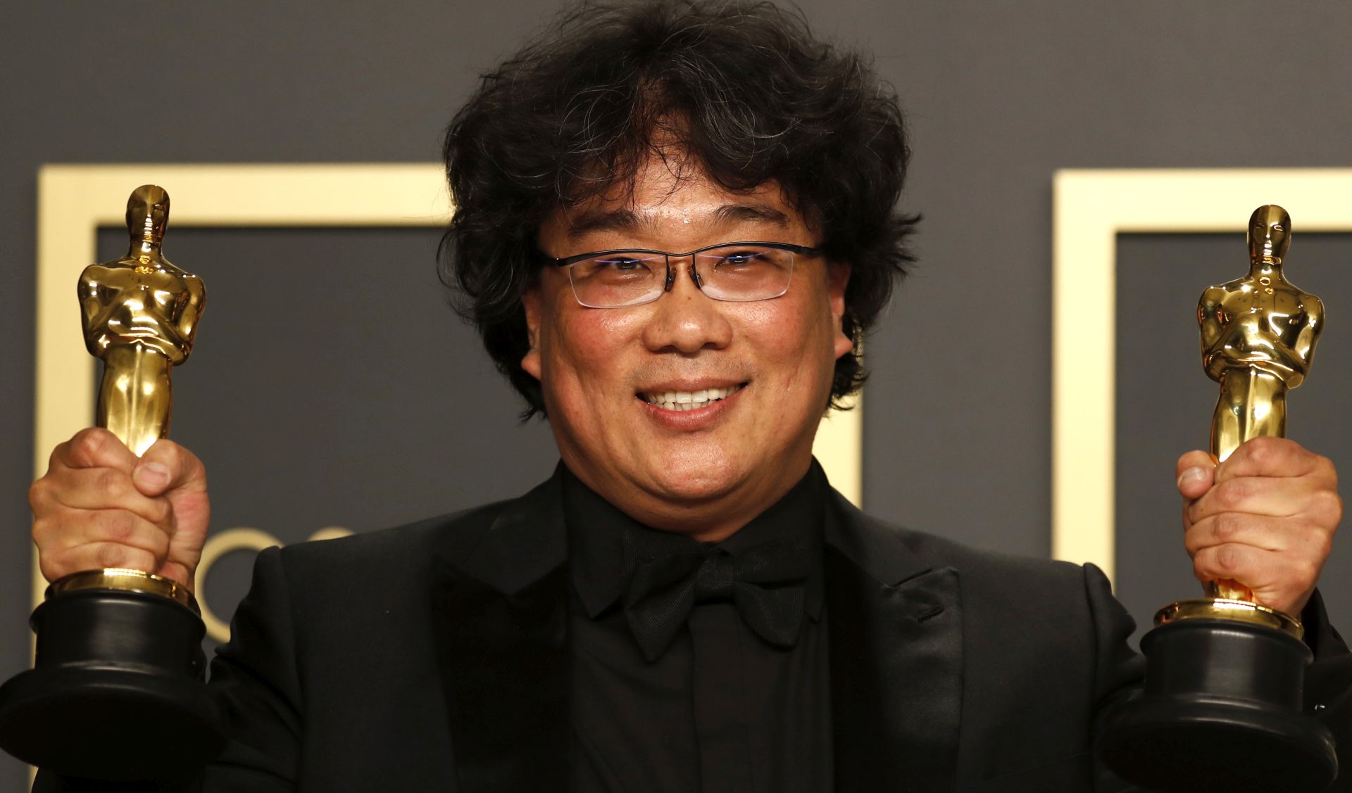 epaselect epa08208223 Bong Joon Ho poses in the press room with the Oscar for Best Directing and Best International Feature Film for 'Parasite' during the 92nd annual Academy Awards ceremony at the Dolby Theatre in Hollywood, California, USA, 09 February 2020. The Oscars are presented for outstanding individual or collective efforts in filmmaking in 24 categories.  EPA/DAVID SWANSON