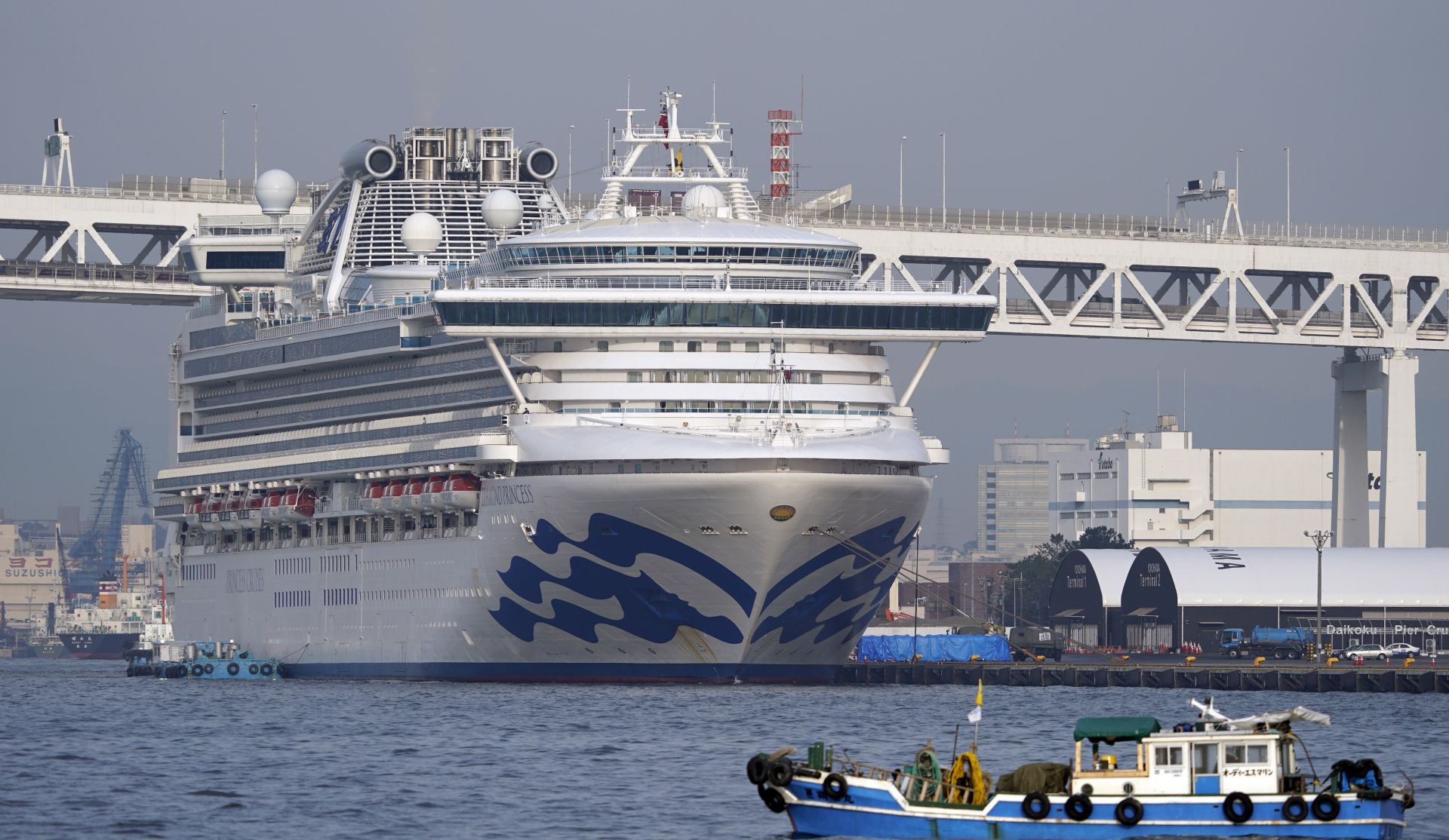 epa08218894 The Diamond Princess cruise ship sits at the Daikoku Pier Cruise Terminal in Yokohama, south of Tokyo, Japan, 14 February 2020 (issued 15 February 2020). According to media reports on 15 February, the US are planning to evacuate the remaining 380 American citizens aboard the Diamond Princess cruise ship quarantined in Yokohama.  EPA/FRANCK ROBICHON
