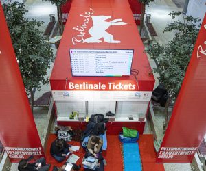 epa08223029 Ticket buyers prepare for a night stay in front of the ticket sale box office, ahead of the 70th annual Berlin International Film Festival (Berlinale), in Berlin, Germany, 16 February 2020. The Berlinale runs from 20 February to 01 March 2020.  EPA/OMER MESSINGER