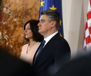 Zagreb, 17.2.2020 - Sveèana ceremonija inauguracije izabranog predsjednika Republike Hrvatske Zorana Milanoviæa, koji preuzima dunost od dosadanje predsjednice Kolinde Grabar-Kitaroviæ. Na slici Zoran Milanoviæ i supruga Sanja Musiæ Milanoviæ.
foto HINA/ POOL/ Damir SENÈAR/ ua