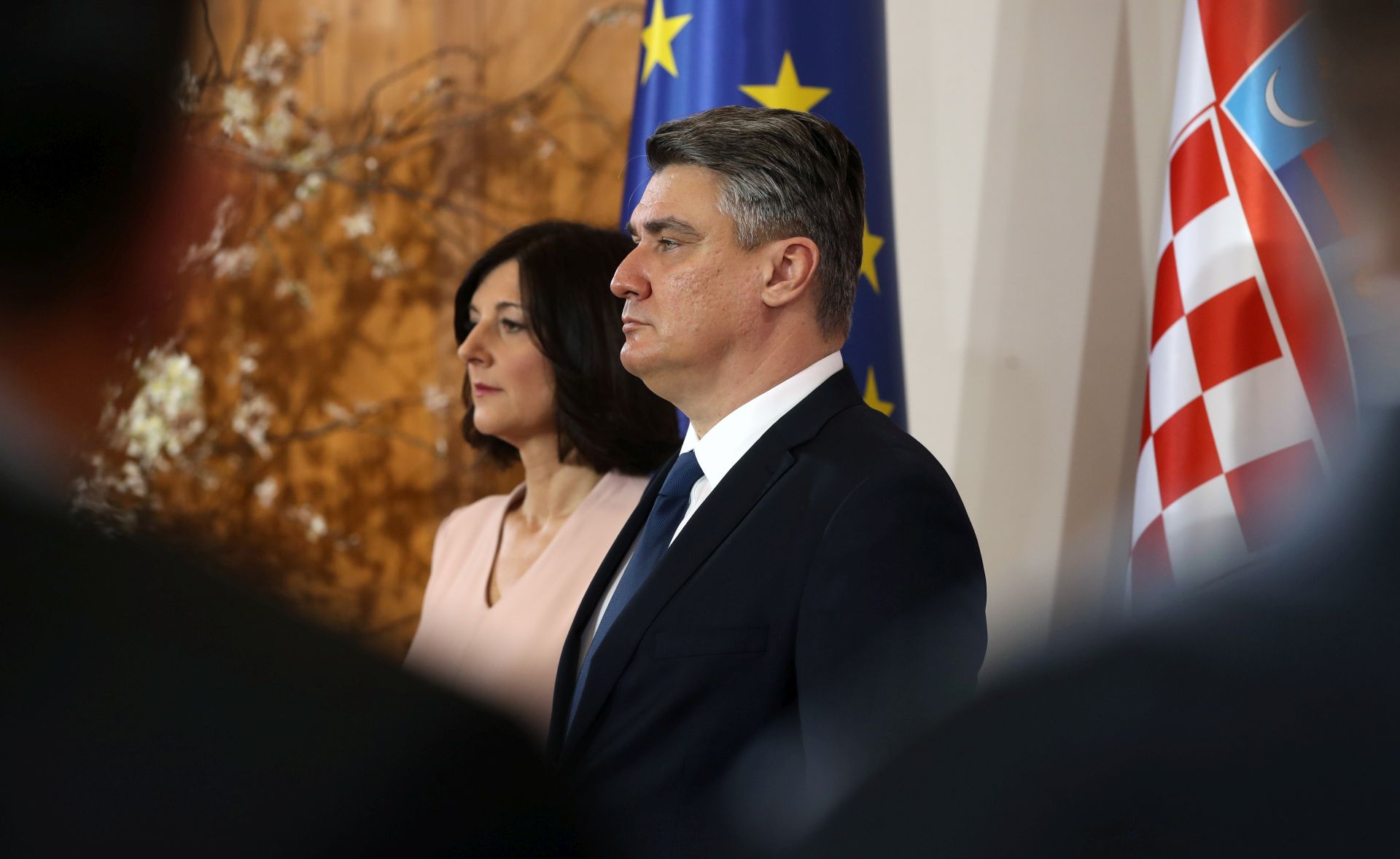 Zagreb, 17.2.2020 - Sveèana ceremonija inauguracije izabranog predsjednika Republike Hrvatske Zorana Milanoviæa, koji preuzima dunost od dosadanje predsjednice Kolinde Grabar-Kitaroviæ. Na slici Zoran Milanoviæ i supruga Sanja Musiæ Milanoviæ.
foto HINA/ POOL/ Damir SENÈAR/ ua