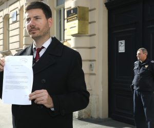Zagreb, 18.02.2020. - Ivan Pernar (na fotografiji) predao je DORH-u kaznenu prijavu protiv Nikice Gabriæa i odrao konferenciju za medije. foto HINA/ Lana SLIVAR DOMINIÆ/ lsd