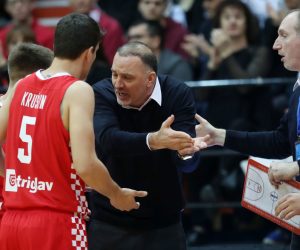 Zagreb, 21.02.2020 - Utakmica kvalifikacija za EuroBasket 2021 izmedu reprezentacija hrvatske i Švedske u KC Dražen Petrovic. Na slici trener reprezentacije Hrvatske Veljko Mršic razgovara s košarkašima.
foto HINA/ Damir SENCAR/ ds