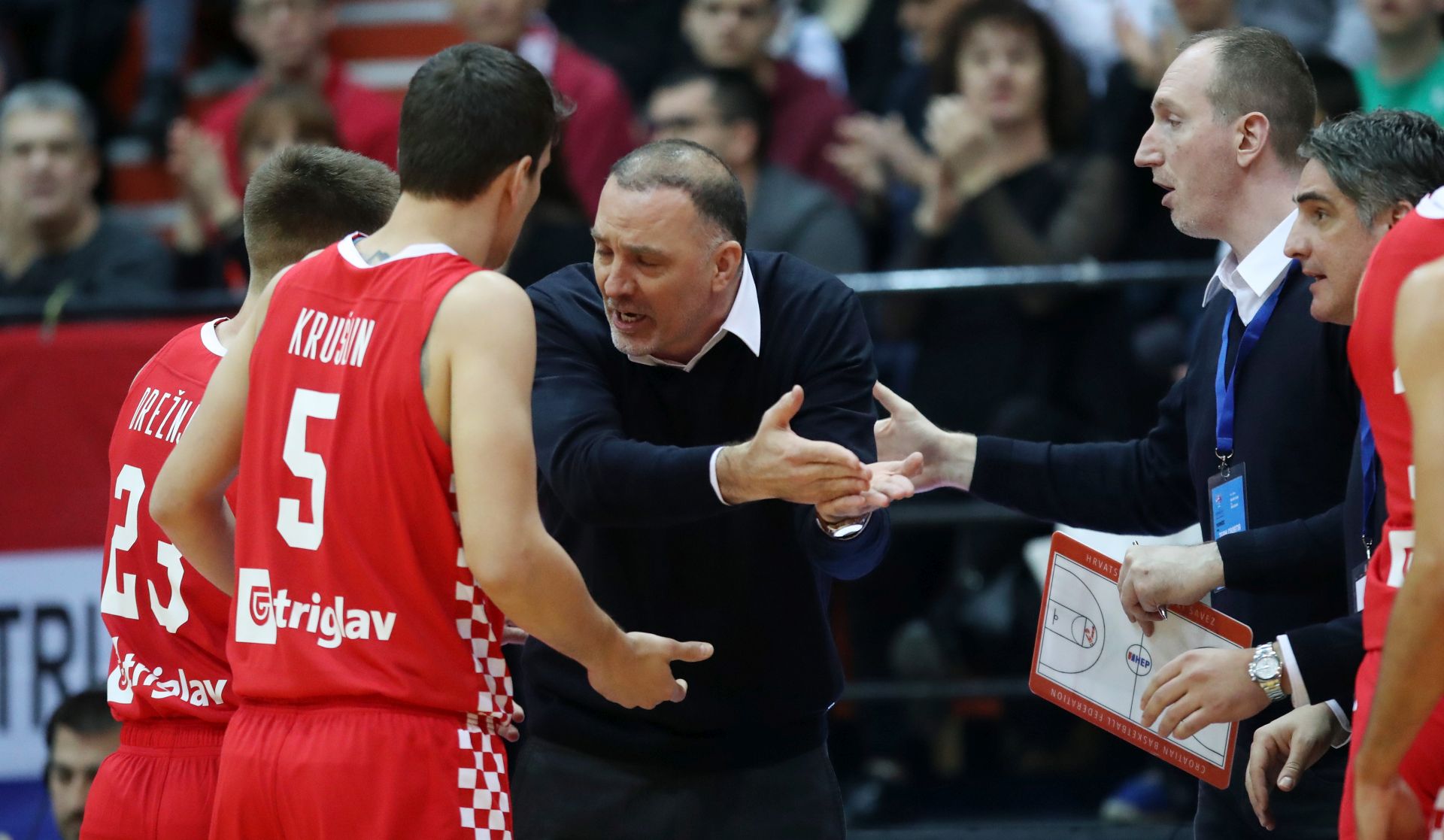 Zagreb, 21.02.2020 - Utakmica kvalifikacija za EuroBasket 2021 izmedu reprezentacija hrvatske i Švedske u KC Dražen Petrovic. Na slici trener reprezentacije Hrvatske Veljko Mršic razgovara s košarkašima.
foto HINA/ Damir SENCAR/ ds