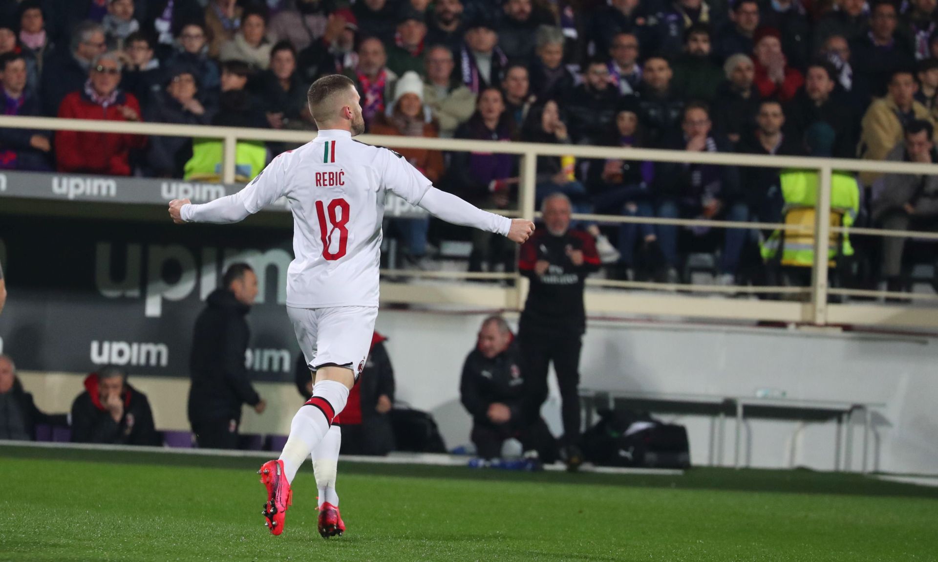 epa08238861 Milan's foward Ante Rebic celebrates after scoring the opening goal during the Italian Serie A soccer match between ACF Fiorentina and AC Milan at the Artemio Franchi stadium in Florence, Italy, 22 February 2020.  EPA/CLAUDIO GIOVANNINI