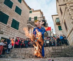 Imotski, 24.02.2020 - Na tradicionalnoj karnevalskoj Bakovoj povorci u nedjelju u Imotskom spaljena je lutka gay para koji dri figuru 'dijeteta'.
foto HINA/ Boko Æosiæ/ ds