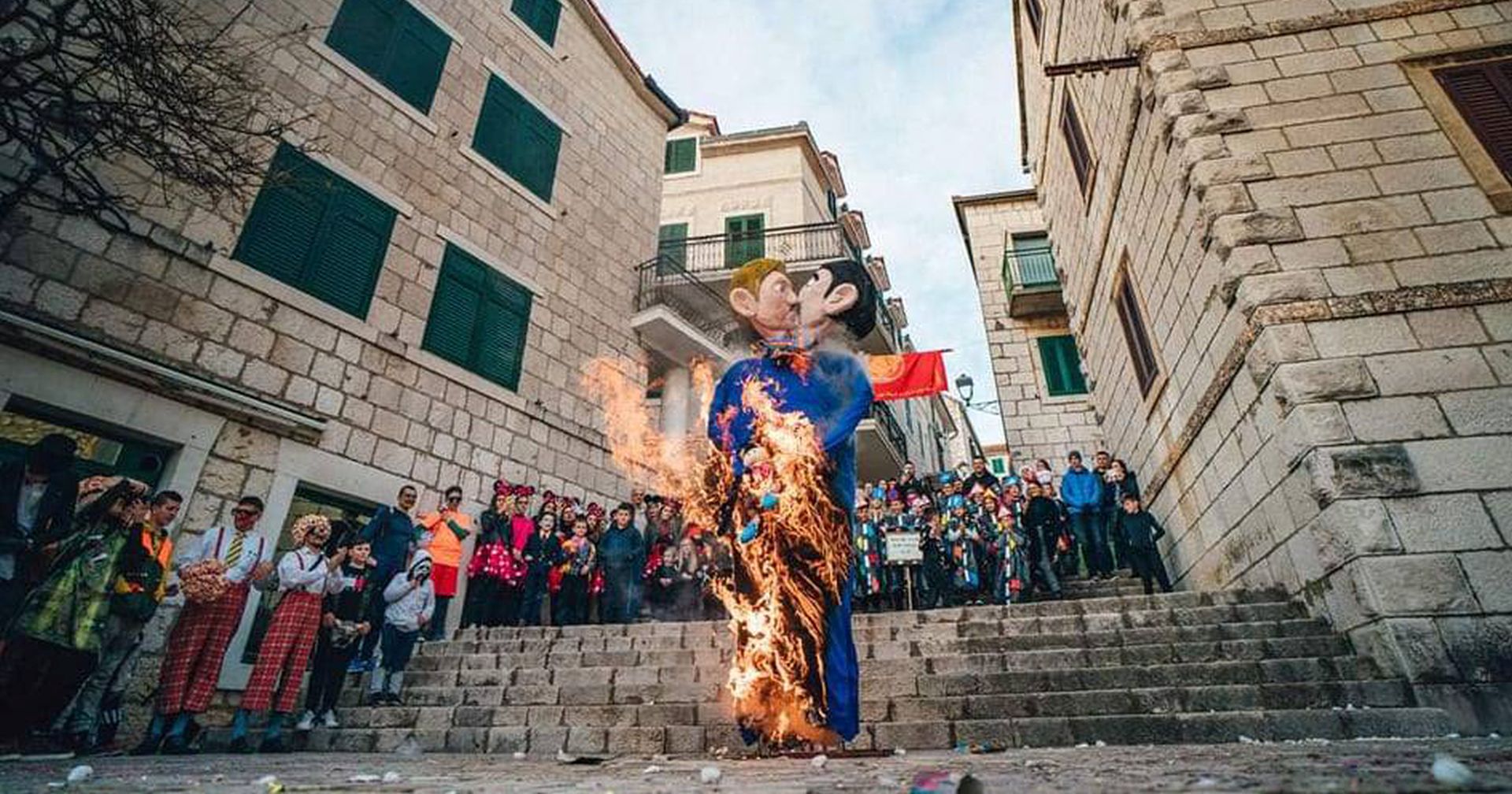 Imotski, 24.02.2020 - Na tradicionalnoj karnevalskoj Bakovoj povorci u nedjelju u Imotskom spaljena je lutka gay para koji dri figuru 'dijeteta'.
foto HINA/ Boko Æosiæ/ ds