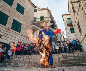 Imotski, 24.02.2020 - Na tradicionalnoj karnevalskoj Bakovoj povorci u nedjelju u Imotskom spaljena je lutka gay para koji dri figuru 'dijeteta'.
foto HINA/ Boko Æosiæ/ ds