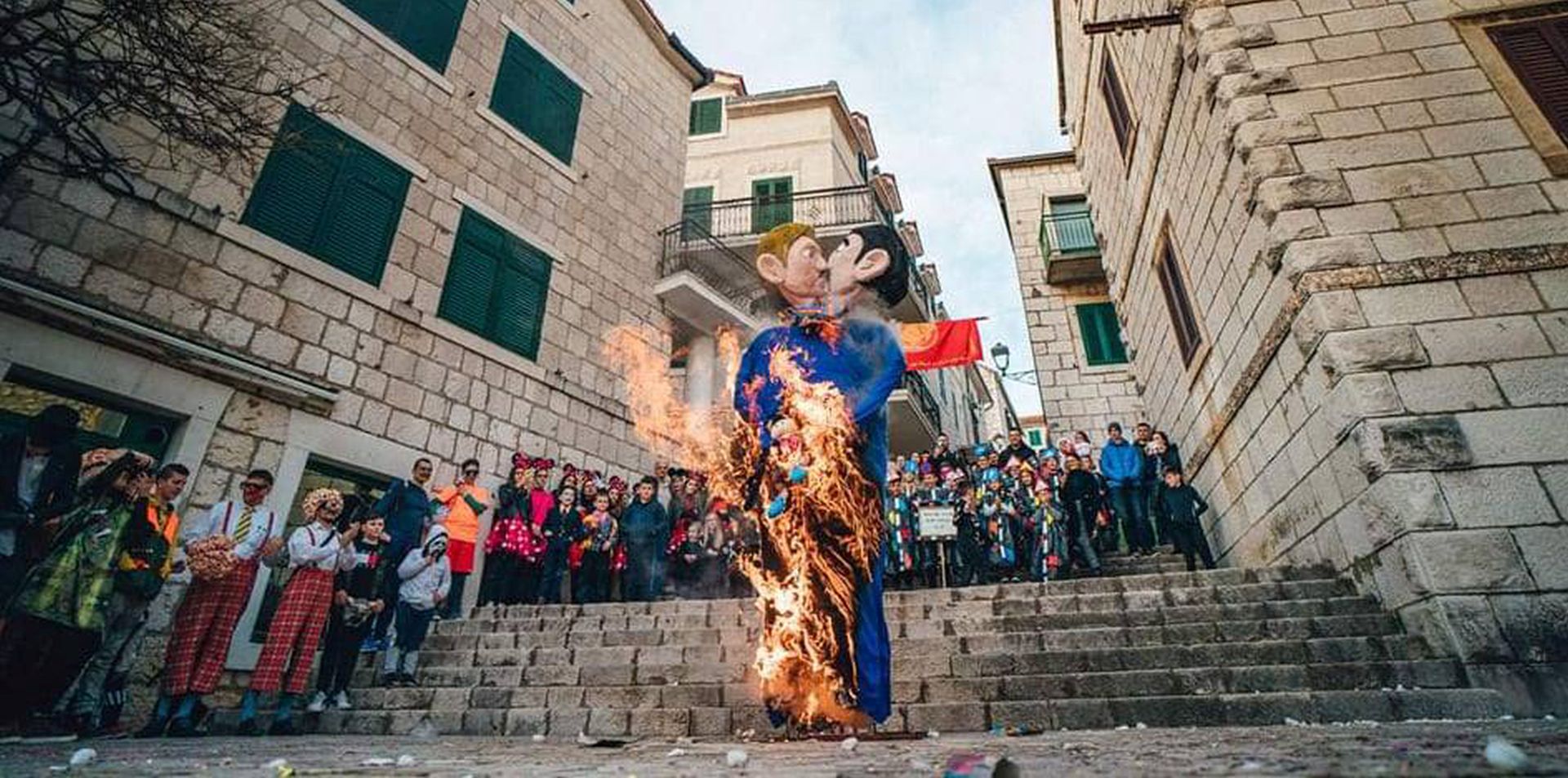 Imotski, 24.02.2020 - Na tradicionalnoj karnevalskoj Bakovoj povorci u nedjelju u Imotskom spaljena je lutka gay para koji dri figuru 'dijeteta'.
foto HINA/ Boko Æosiæ/ ds
